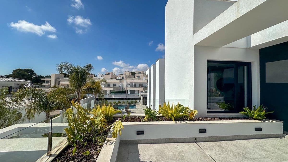 4 makuuhuone Huvila myytävänä paikassa Villamartin mukana uima-altaan - 2 950 000 € (Ref: 9844301)