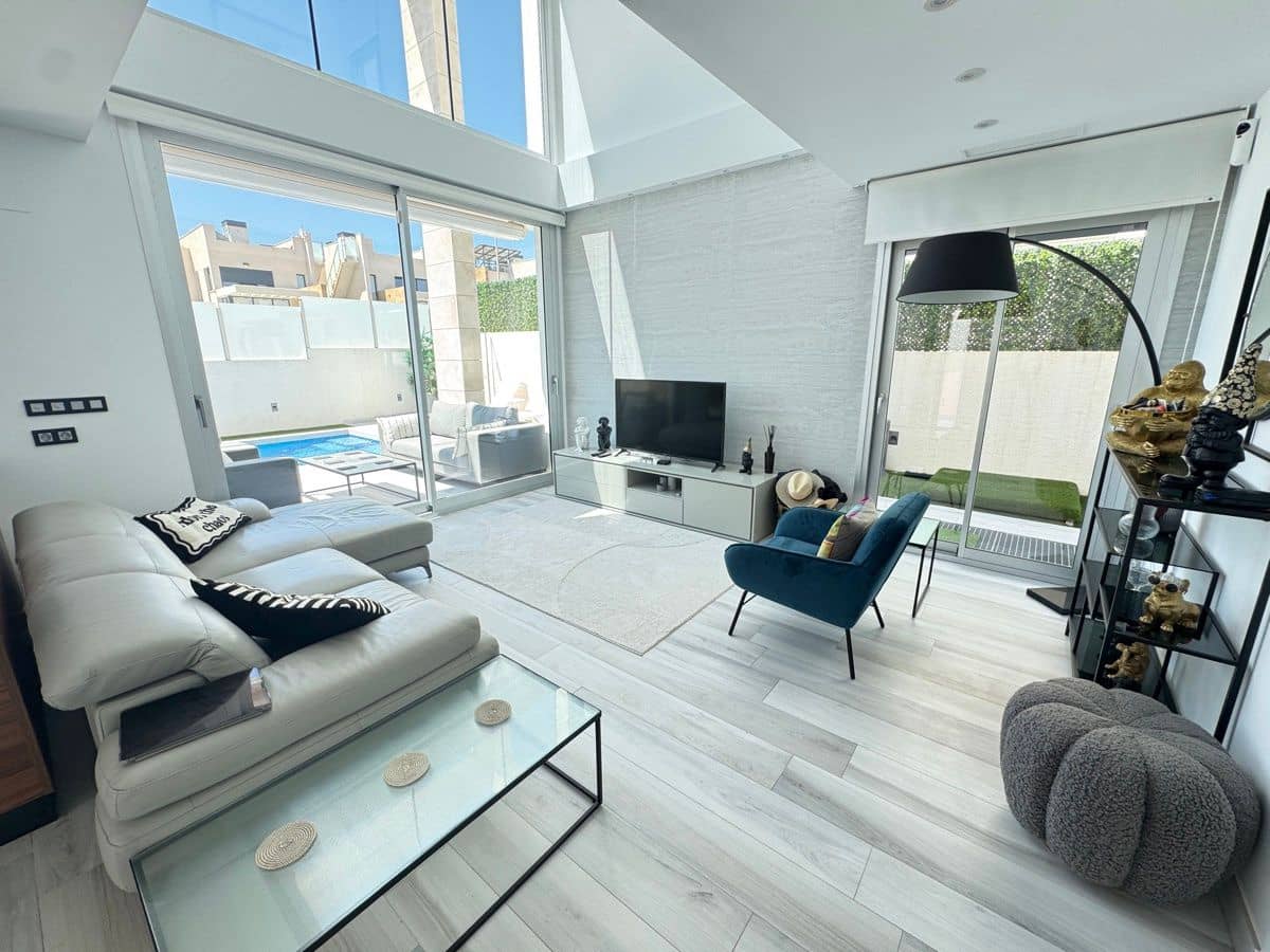 4 bedroom Villa for sale in Dehesa de Campoamor with pool - € 635,000 (Ref: 9844305)