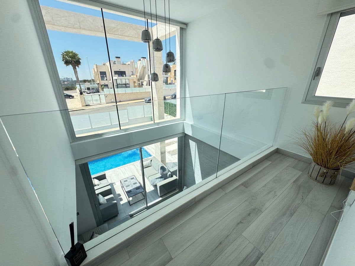 4 bedroom Villa for sale in Dehesa de Campoamor with pool - € 635,000 (Ref: 9844305)