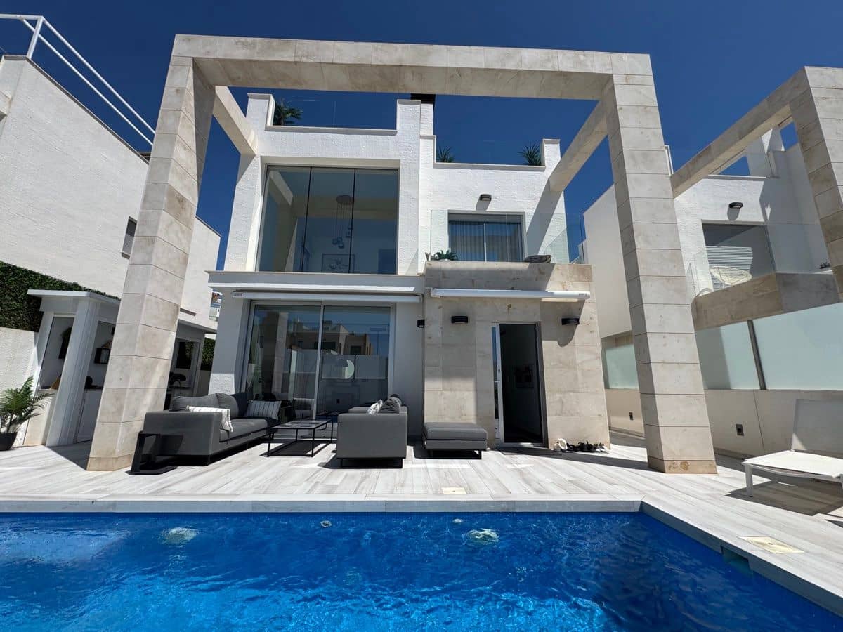 4 bedroom Villa for sale in Dehesa de Campoamor with pool - € 635,000 (Ref: 9844305)
