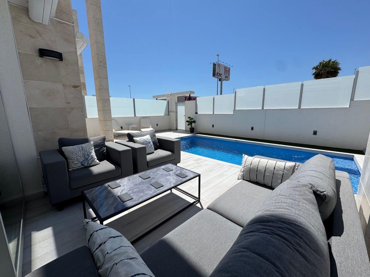 4 bedroom Villa for sale in Dehesa de Campoamor with pool - € 635,000 (Ref: 9844305)