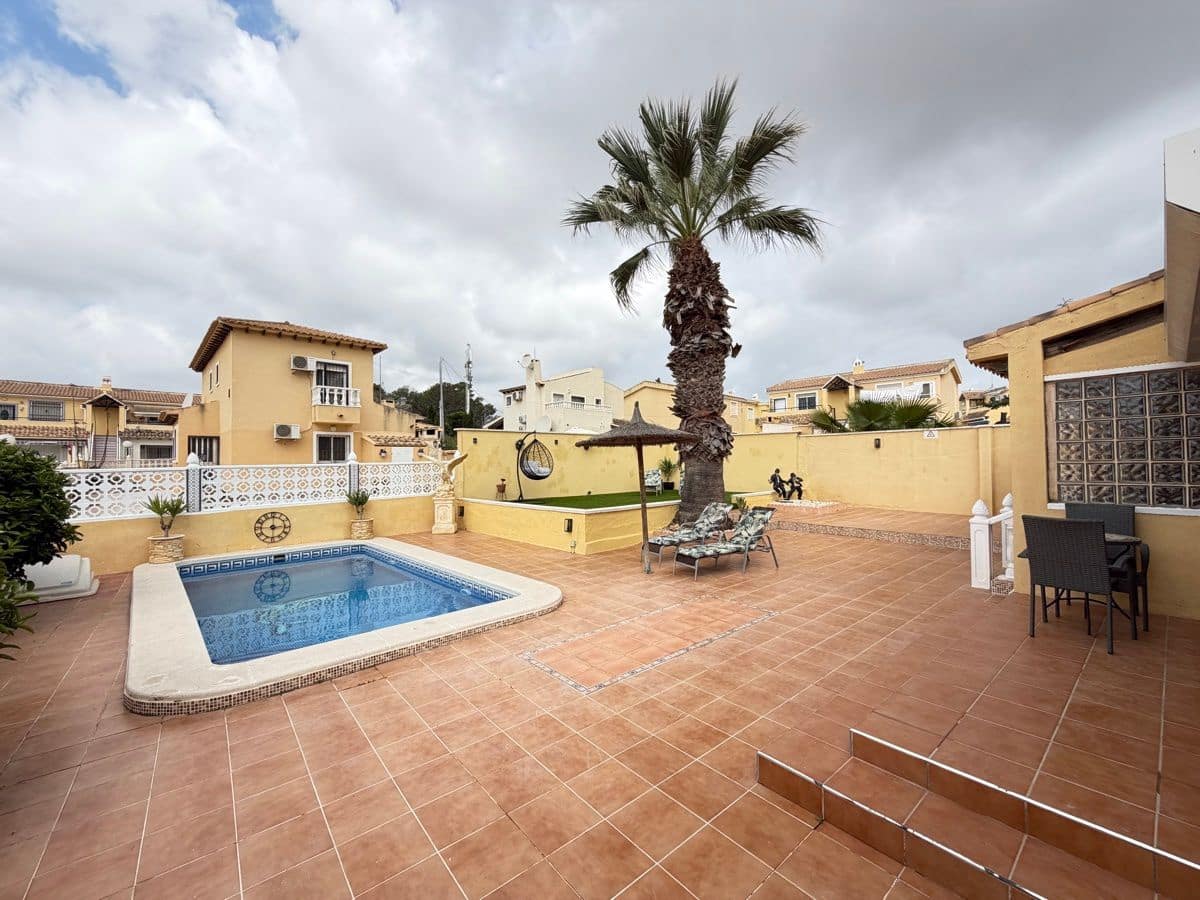 4 bedroom Villa for sale in Villamartin with pool - € 385,000 (Ref: 9844307)