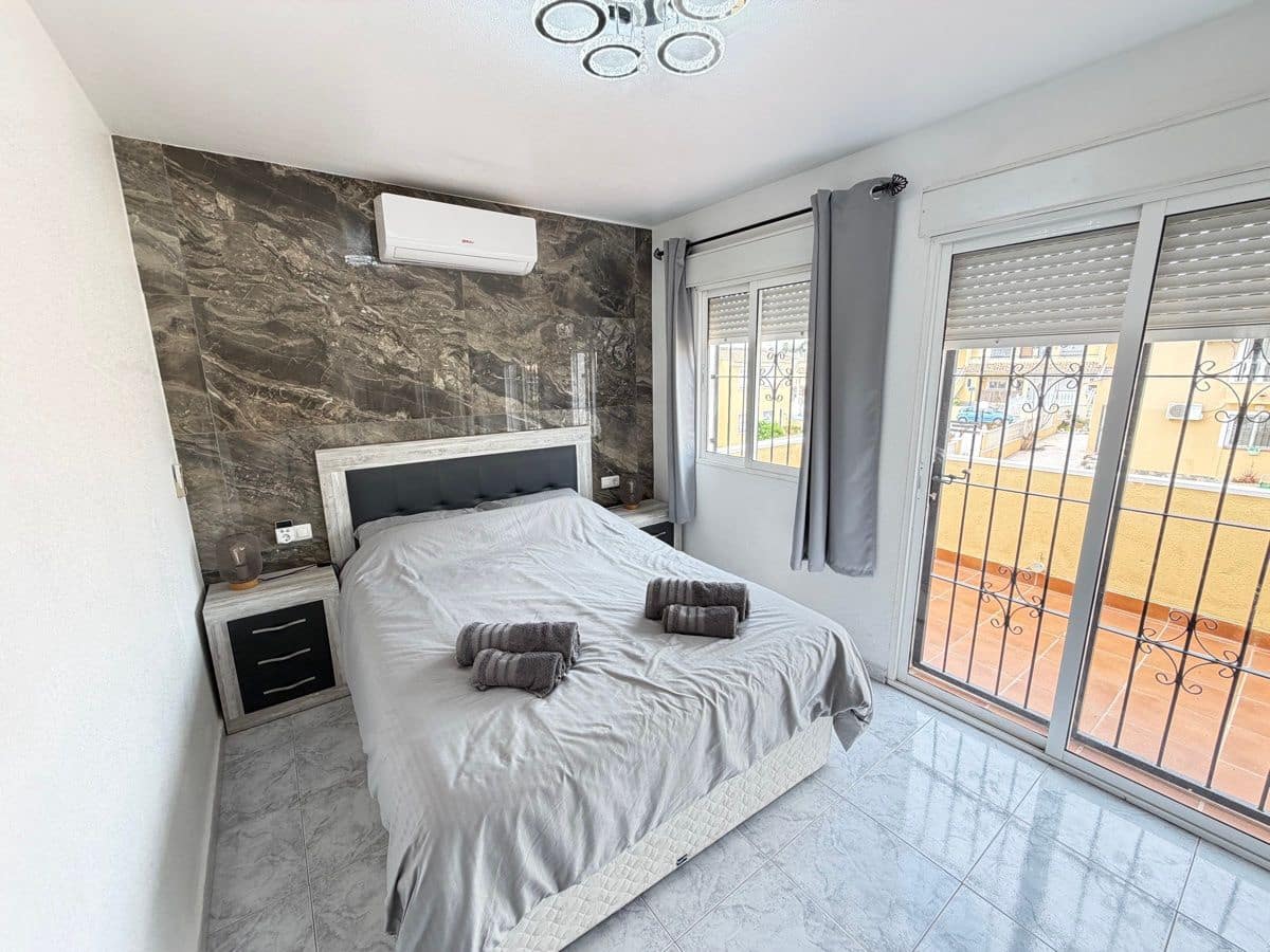 4 bedroom Villa for sale in Villamartin with pool - € 385,000 (Ref: 9844307)
