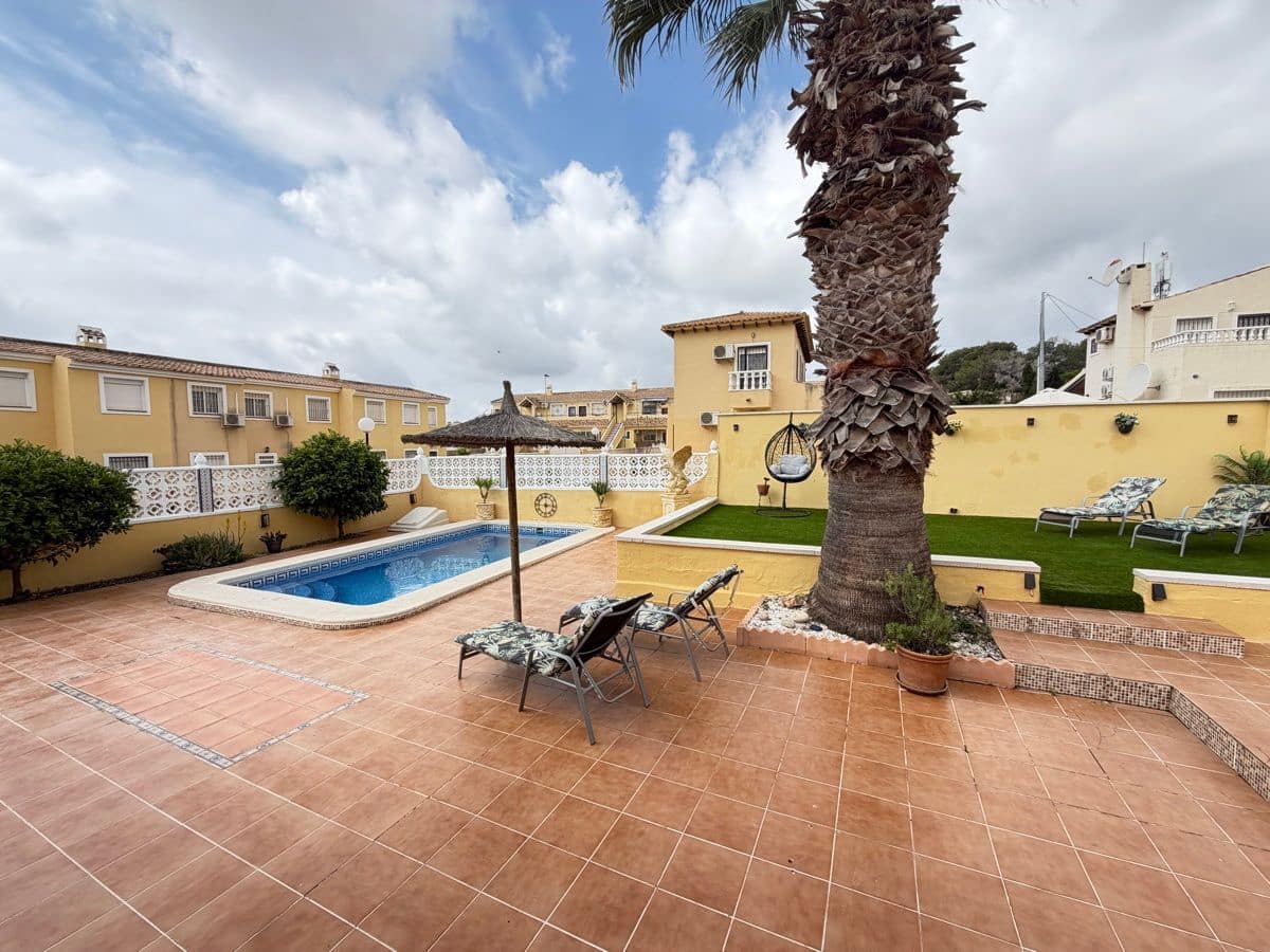 4 bedroom Villa for sale in Villamartin with pool - € 385,000 (Ref: 9844307)