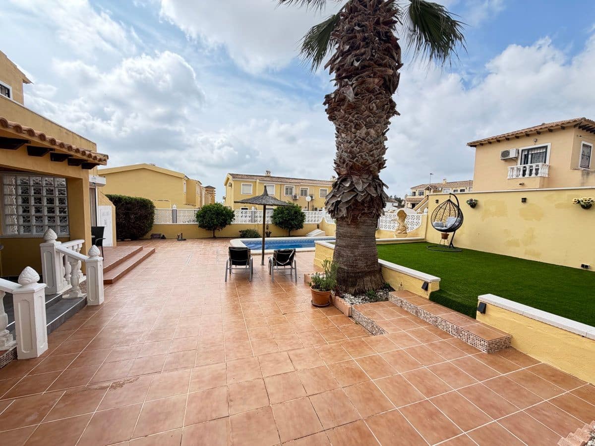4 bedroom Villa for sale in Villamartin with pool - € 385,000 (Ref: 9844307)