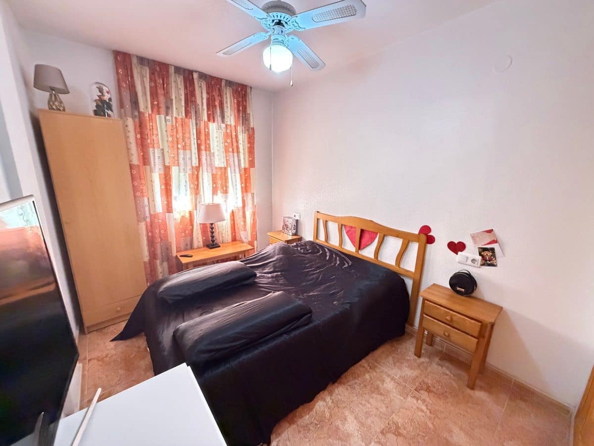 2 makuuhuone Huoneisto myytävänä paikassa Torrevieja mukana uima-altaan - 137 500 € (Ref: 9844309)