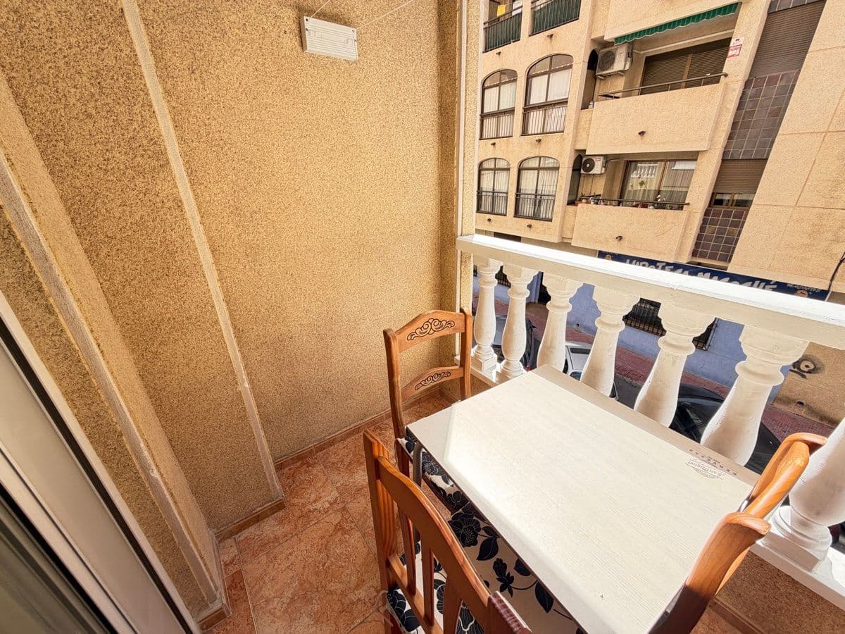2 makuuhuone Huoneisto myytävänä paikassa Torrevieja mukana uima-altaan - 137 500 € (Ref: 9844309)