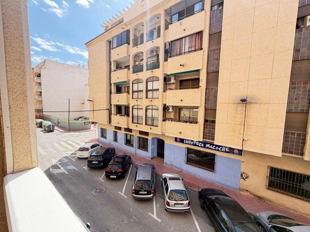 2 makuuhuone Huoneisto myytävänä paikassa Torrevieja mukana uima-altaan - 137 500 € (Ref: 9844309)