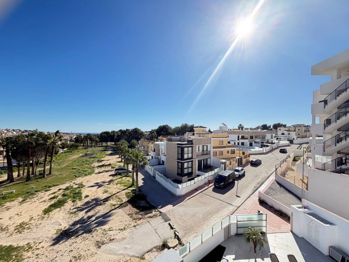 4 soveværelse Villa til salg i Villamartin med swimmingpool - € 570.000 (Ref: 9844310)