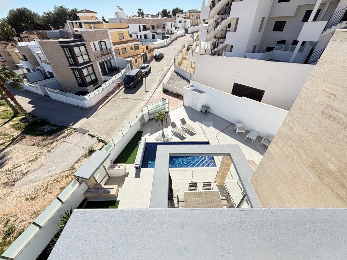 4 soveværelse Villa til salg i Villamartin med swimmingpool - € 570.000 (Ref: 9844310)