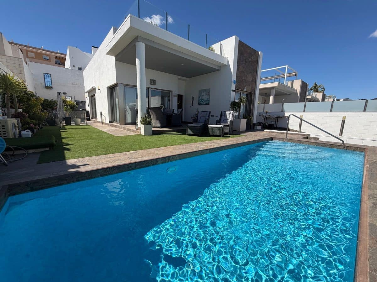 3 bedroom Villa for sale in Villamartin with pool - € 449,000 (Ref: 9844311)