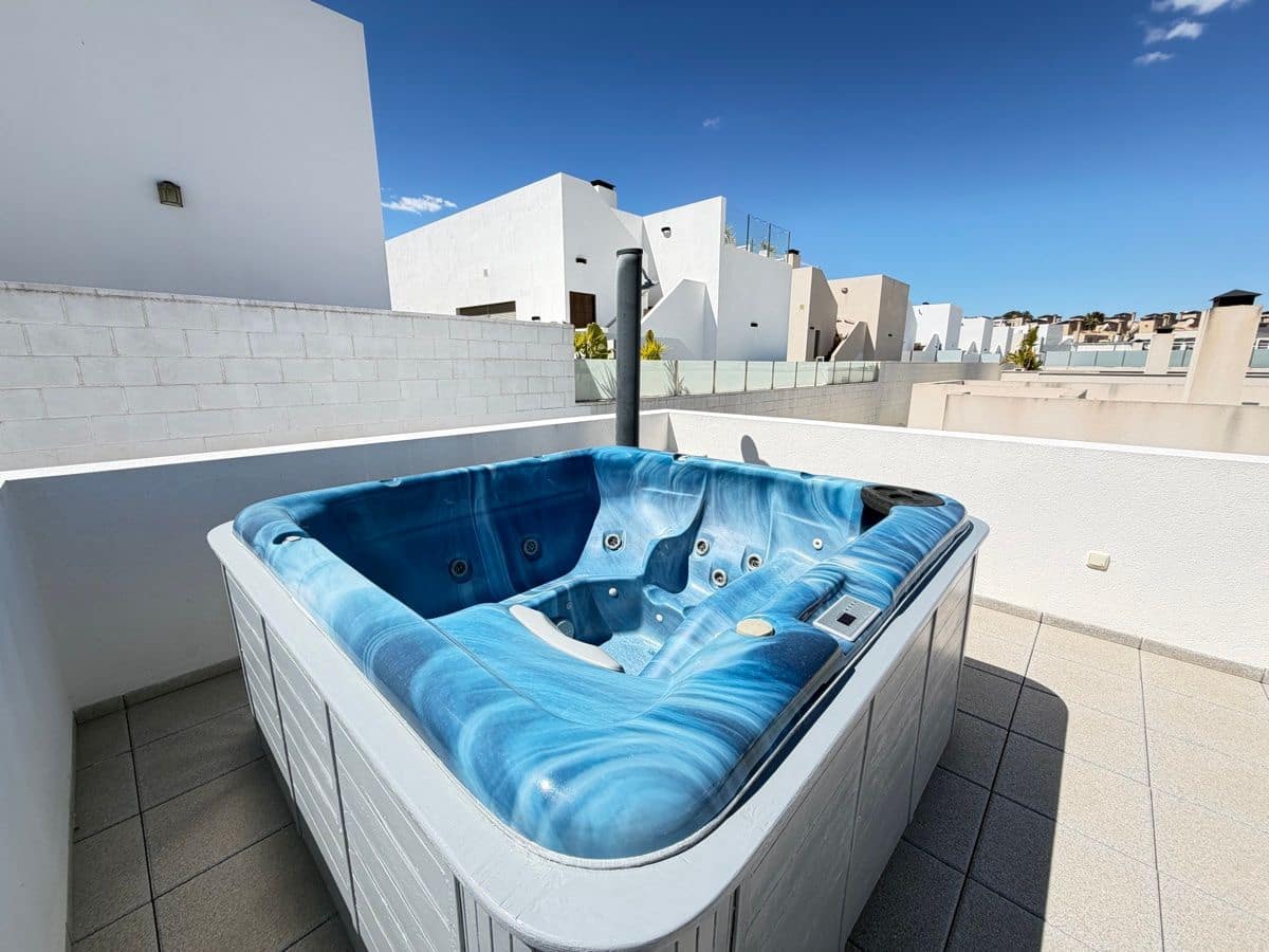 3 bedroom Villa for sale in Villamartin with pool - € 449,000 (Ref: 9844311)