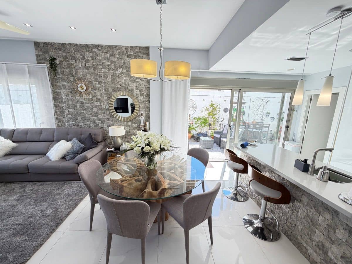 3 bedroom Villa for sale in Villamartin with pool - € 449,000 (Ref: 9844311)