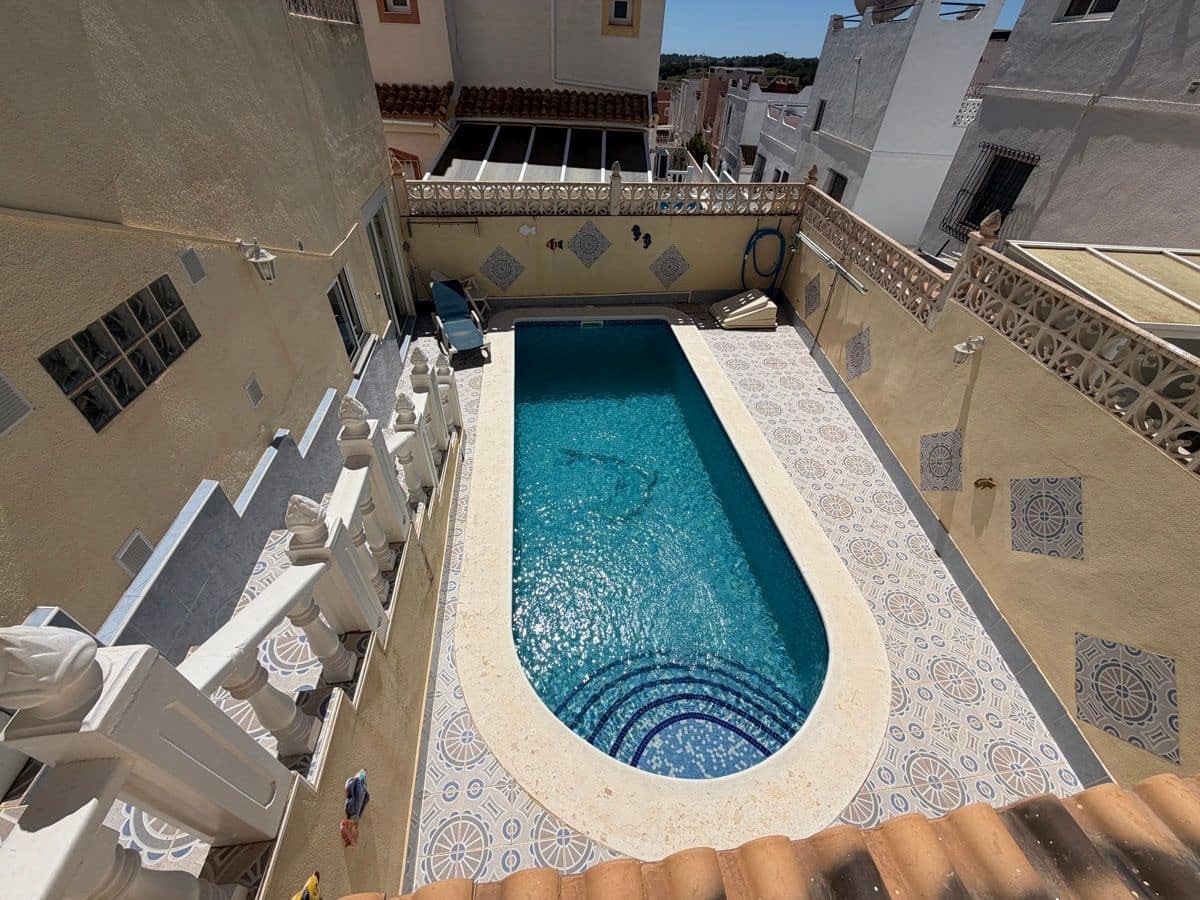3 soveværelse Byhus til salg i San Miguel de Salinas med swimmingpool - € 235.000 (Ref: 9850839)