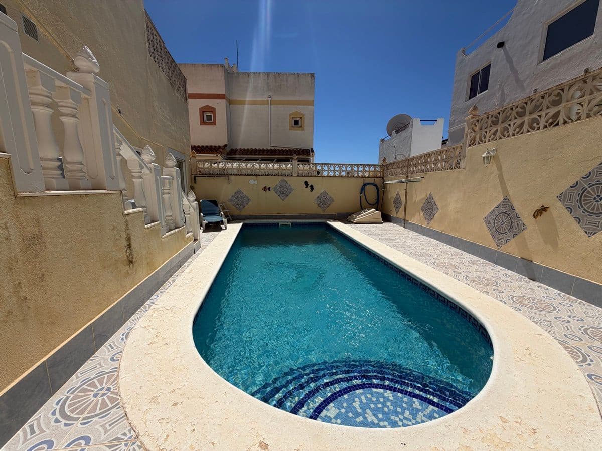 3 soveværelse Byhus til salg i San Miguel de Salinas med swimmingpool - € 235.000 (Ref: 9850839)