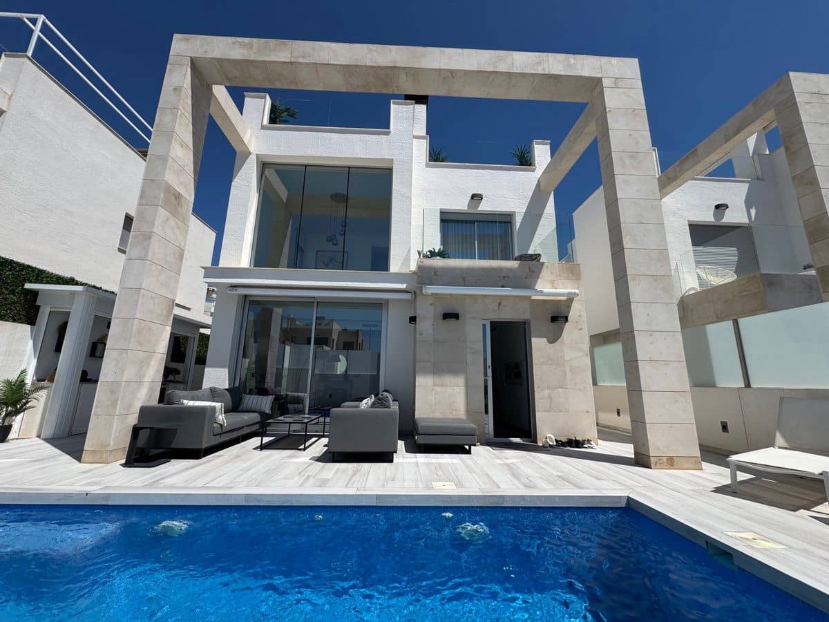 4 soveværelse Villa til salg i Dehesa de Campoamor med swimmingpool - € 619.995 (Ref: 9862108)