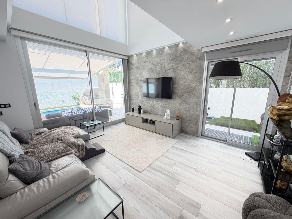 4 soveværelse Villa til salg i Dehesa de Campoamor med swimmingpool - € 619.995 (Ref: 9862108)