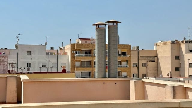 Kommersiell til salgs i Las Piscinas Naturales, Torrevieja - € 295 000 (Ref: 9865988)