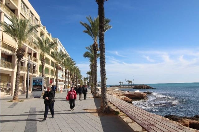 Kommersiell til salgs i Las Piscinas Naturales, Torrevieja - € 295 000 (Ref: 9865988)
