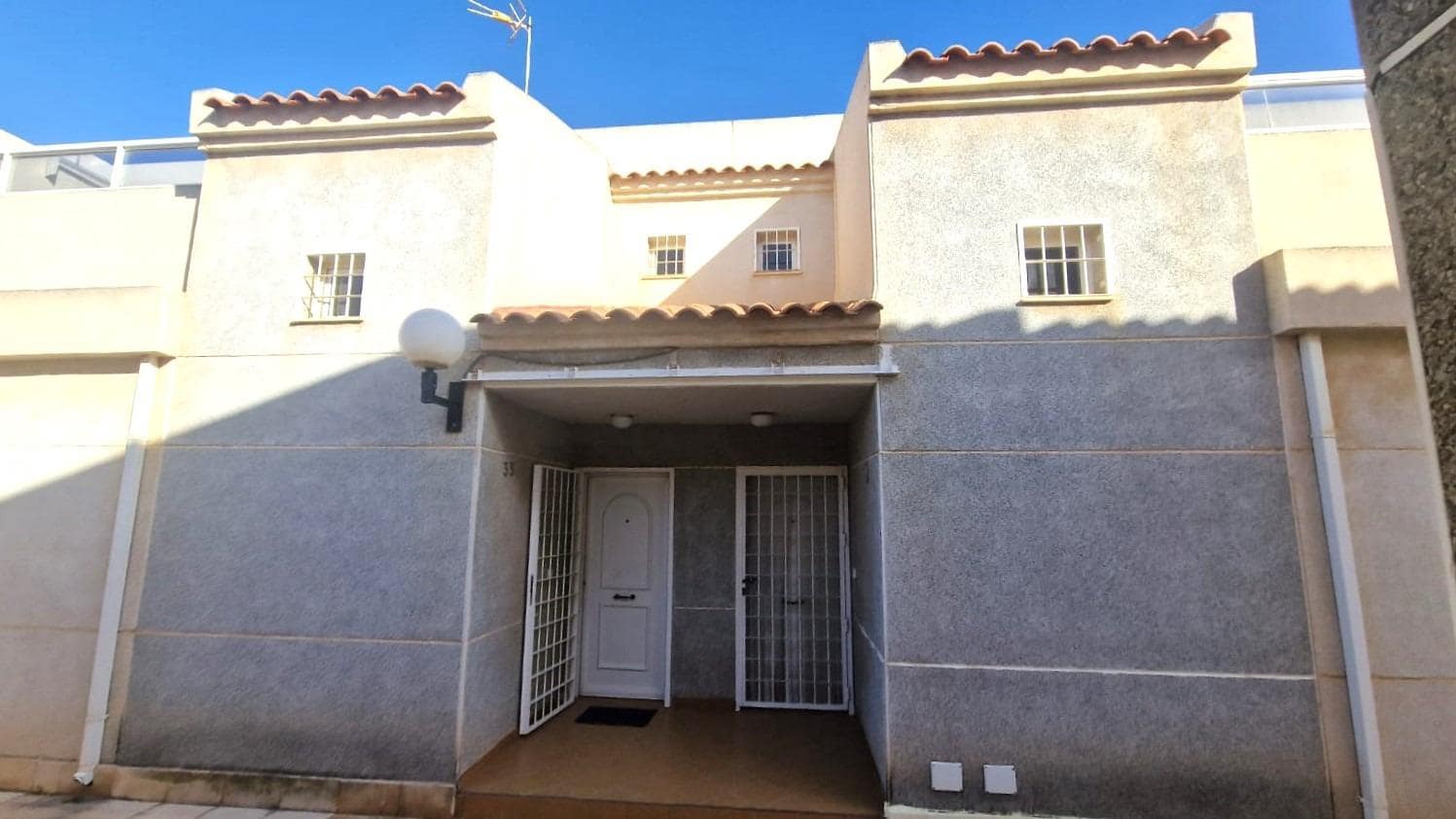 2 bedroom Townhouse for sale in Torrevieja with pool - € 210,000 (Ref: 9865993)