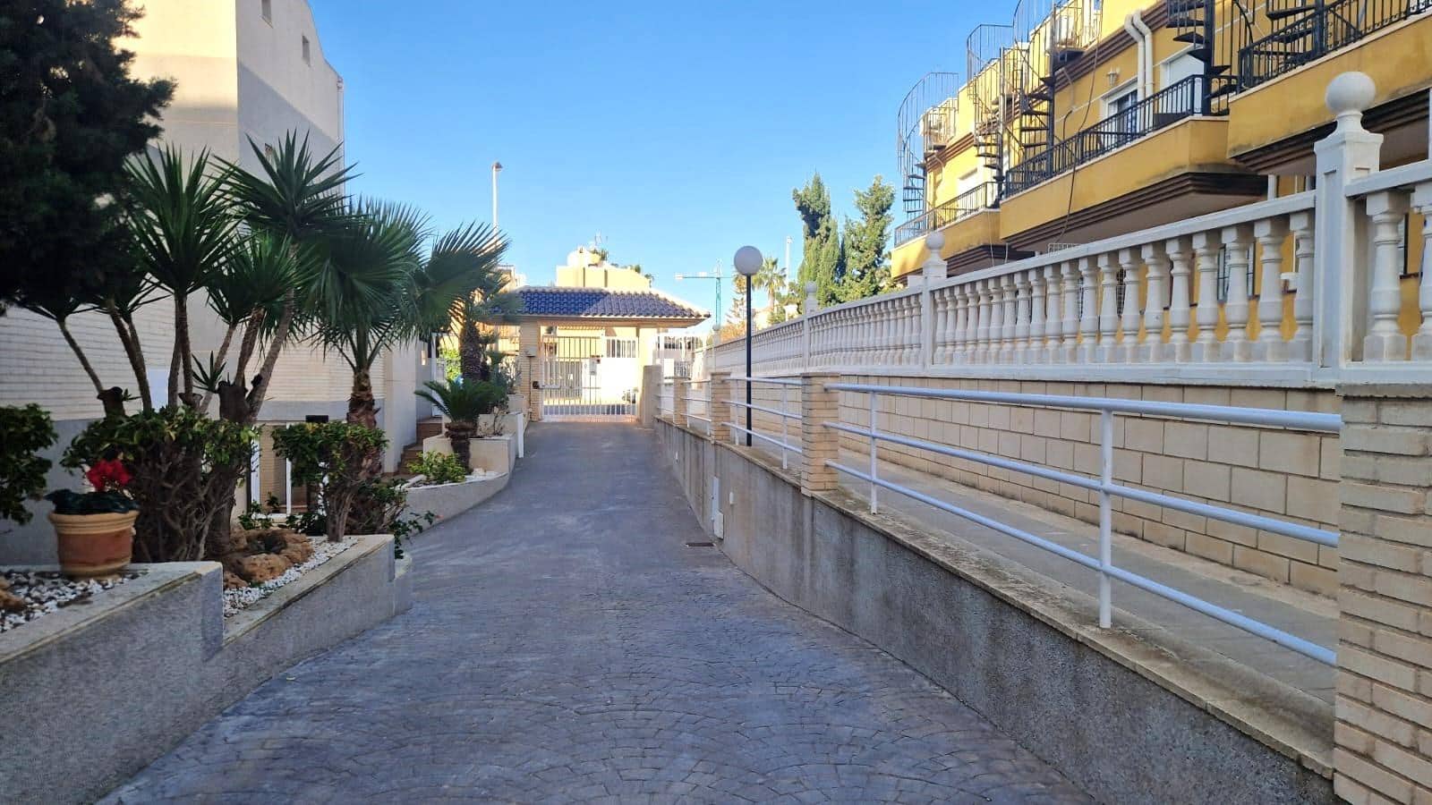2 bedroom Townhouse for sale in Torrevieja with pool - € 210,000 (Ref: 9865993)