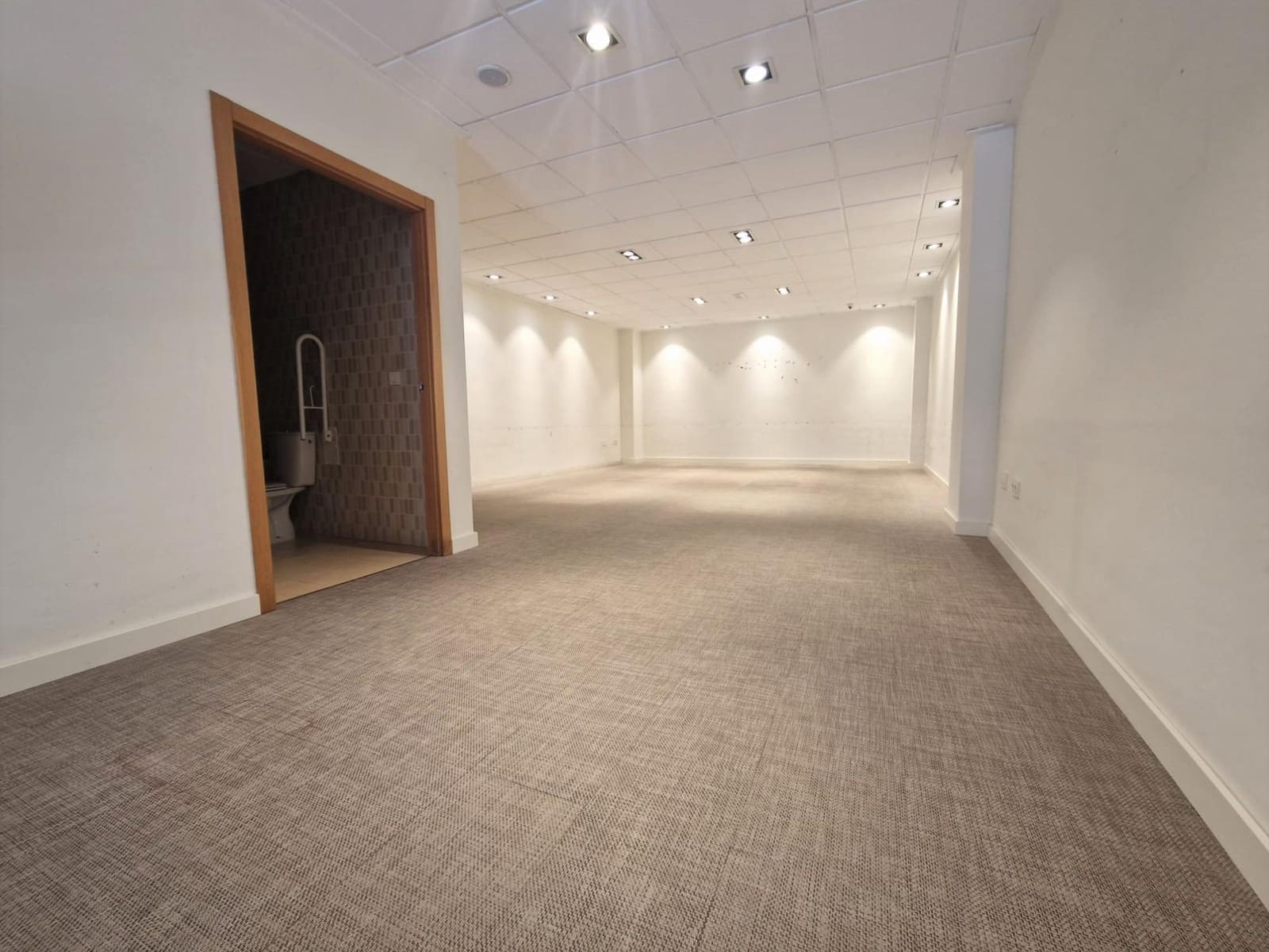Kommersiell til salgs i Guardamar del Segura - € 275 000 (Ref: 9865994)