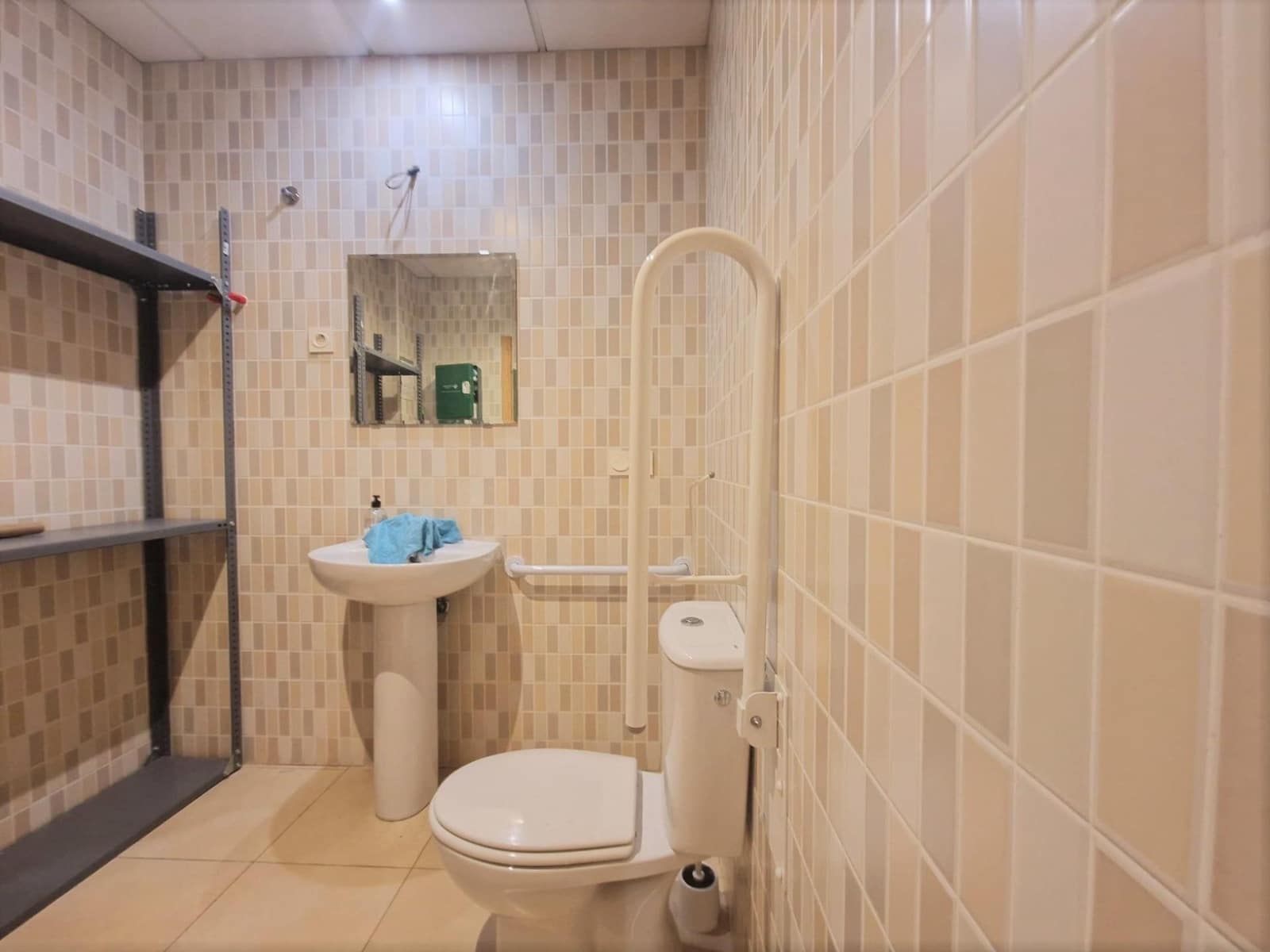Kommersiell til salgs i Guardamar del Segura - € 275 000 (Ref: 9865994)