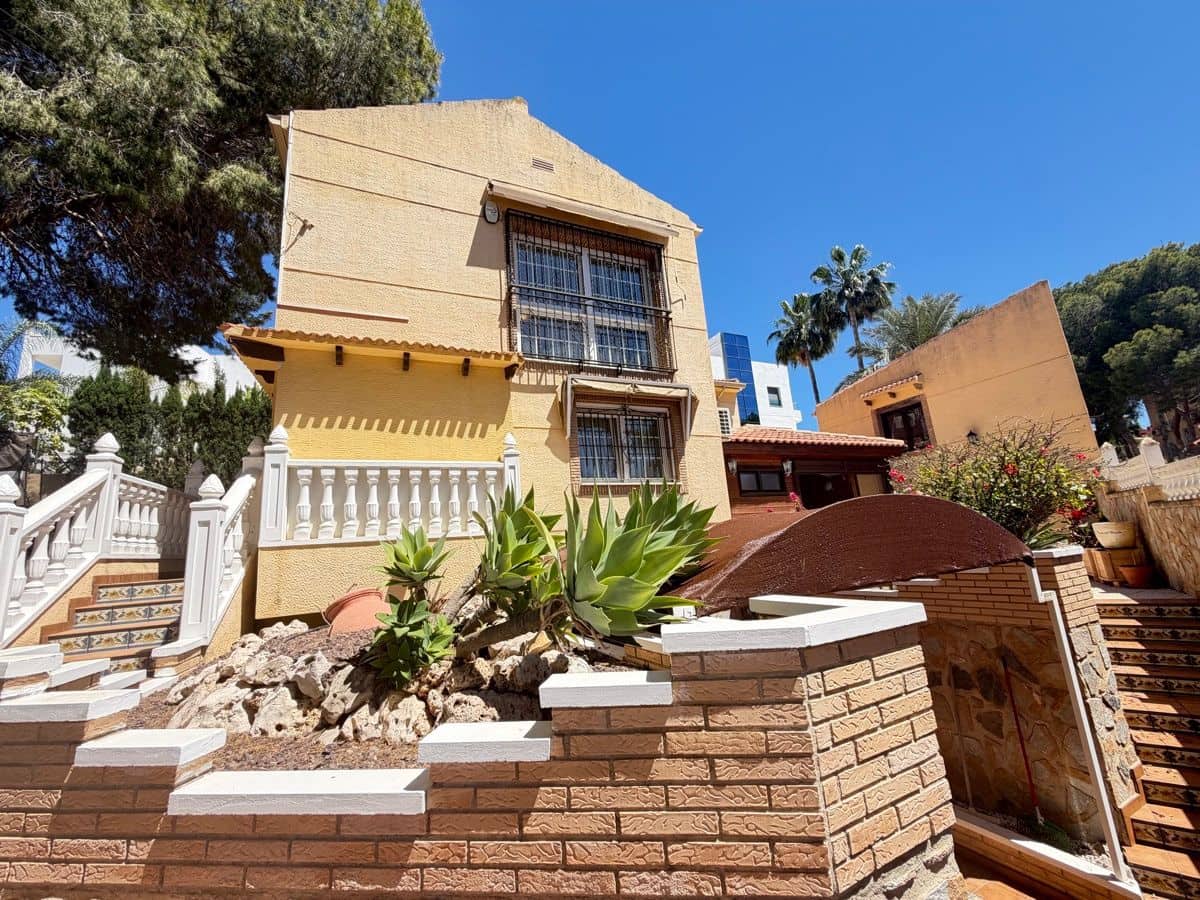 4 soveværelse Villa til salg i Torrevieja med swimmingpool - € 490.000 (Ref: 9866650)
