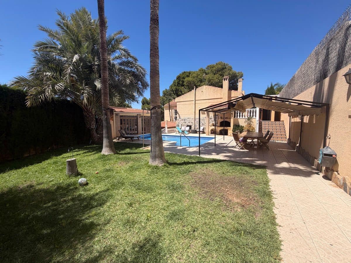 4 soveværelse Villa til salg i Torrevieja med swimmingpool - € 490.000 (Ref: 9866650)