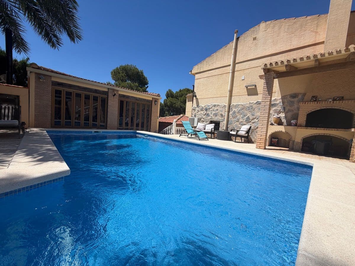 4 soveværelse Villa til salg i Torrevieja med swimmingpool - € 490.000 (Ref: 9866650)