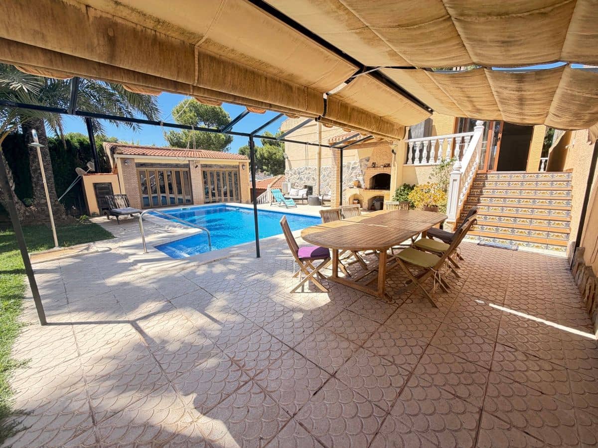 4 soveværelse Villa til salg i Torrevieja med swimmingpool - € 490.000 (Ref: 9866650)