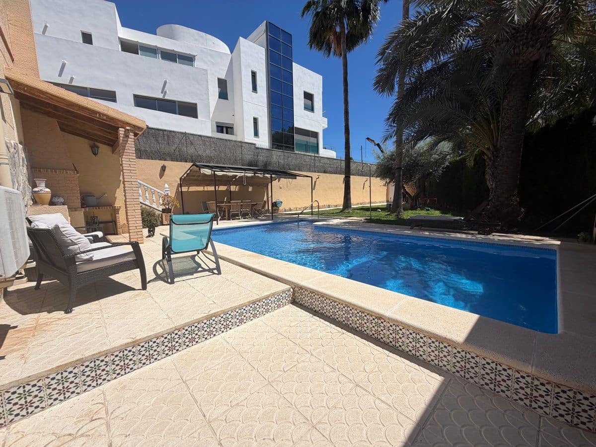 4 soveværelse Villa til salg i Torrevieja med swimmingpool - € 490.000 (Ref: 9866650)