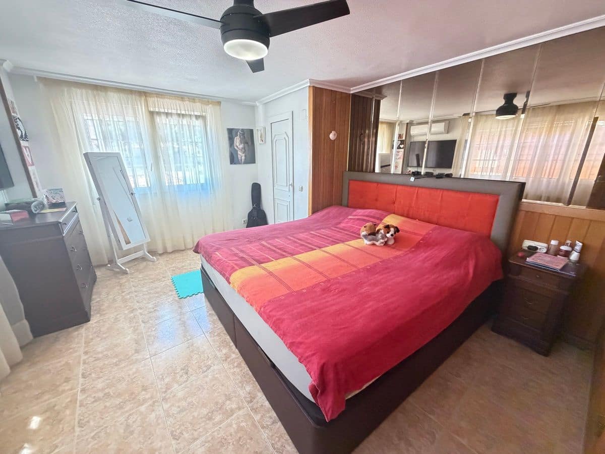 4 soveværelse Villa til salg i Torrevieja med swimmingpool - € 490.000 (Ref: 9866650)