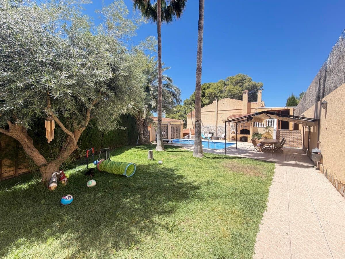 4 soveværelse Villa til salg i Torrevieja med swimmingpool - € 490.000 (Ref: 9866650)