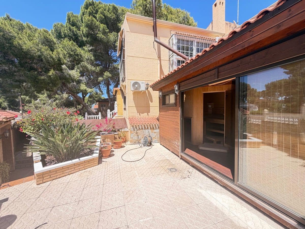 4 soveværelse Villa til salg i Torrevieja med swimmingpool - € 490.000 (Ref: 9866650)