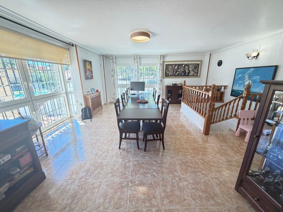 4 soveværelse Villa til salg i Torrevieja med swimmingpool - € 490.000 (Ref: 9866650)