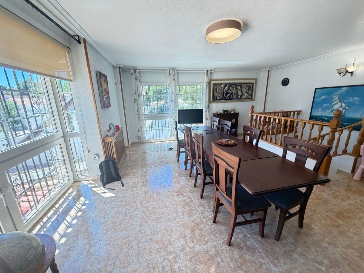 4 soveværelse Villa til salg i Torrevieja med swimmingpool - € 490.000 (Ref: 9866650)