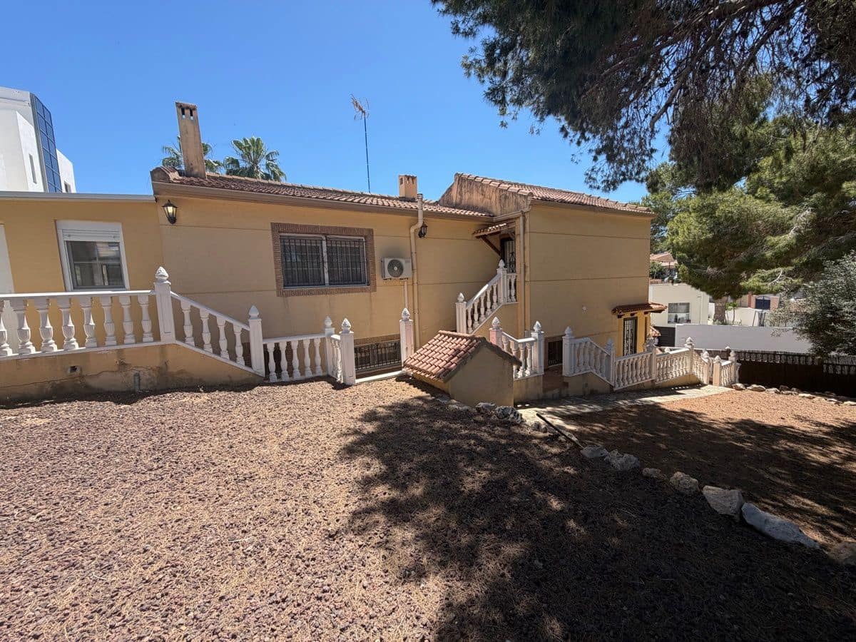 4 soveværelse Villa til salg i Torrevieja med swimmingpool - € 490.000 (Ref: 9866650)