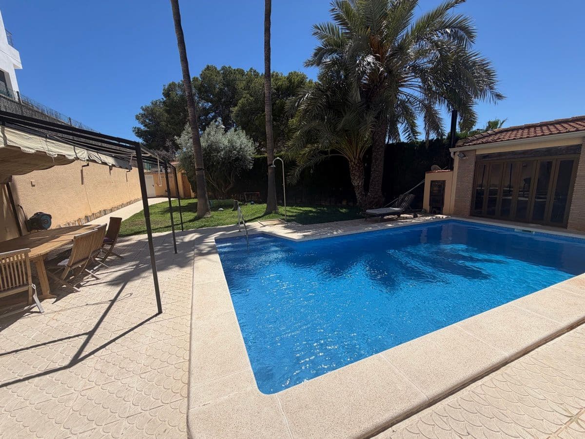 4 soveværelse Villa til salg i Torrevieja med swimmingpool - € 490.000 (Ref: 9866650)