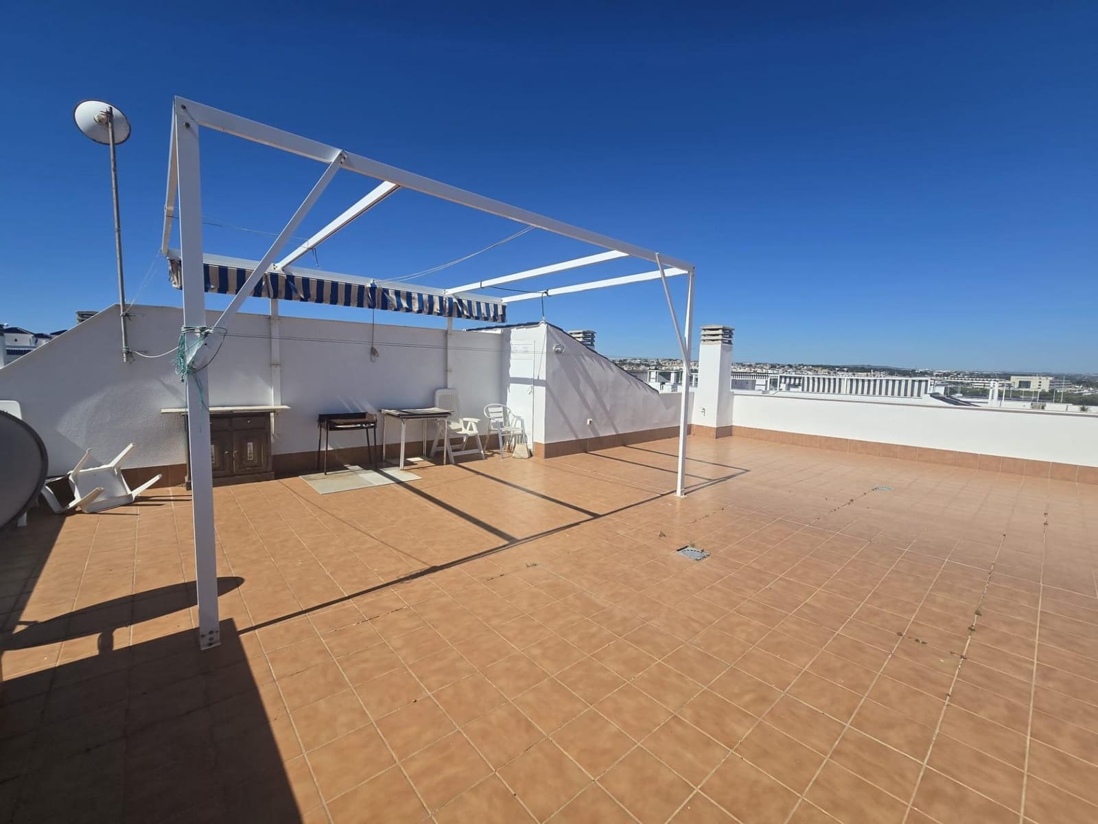 3 makuuhuone Kattohuoneisto myytävänä paikassa Torrevieja mukana uima-altaan - 295 000 € (Ref: 9869495)