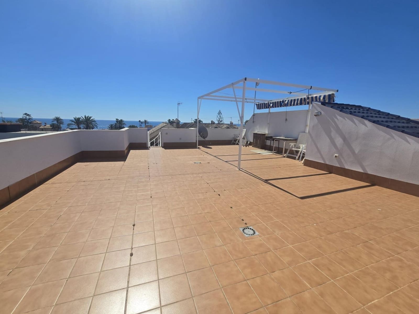 3 makuuhuone Kattohuoneisto myytävänä paikassa Torrevieja mukana uima-altaan - 295 000 € (Ref: 9869495)