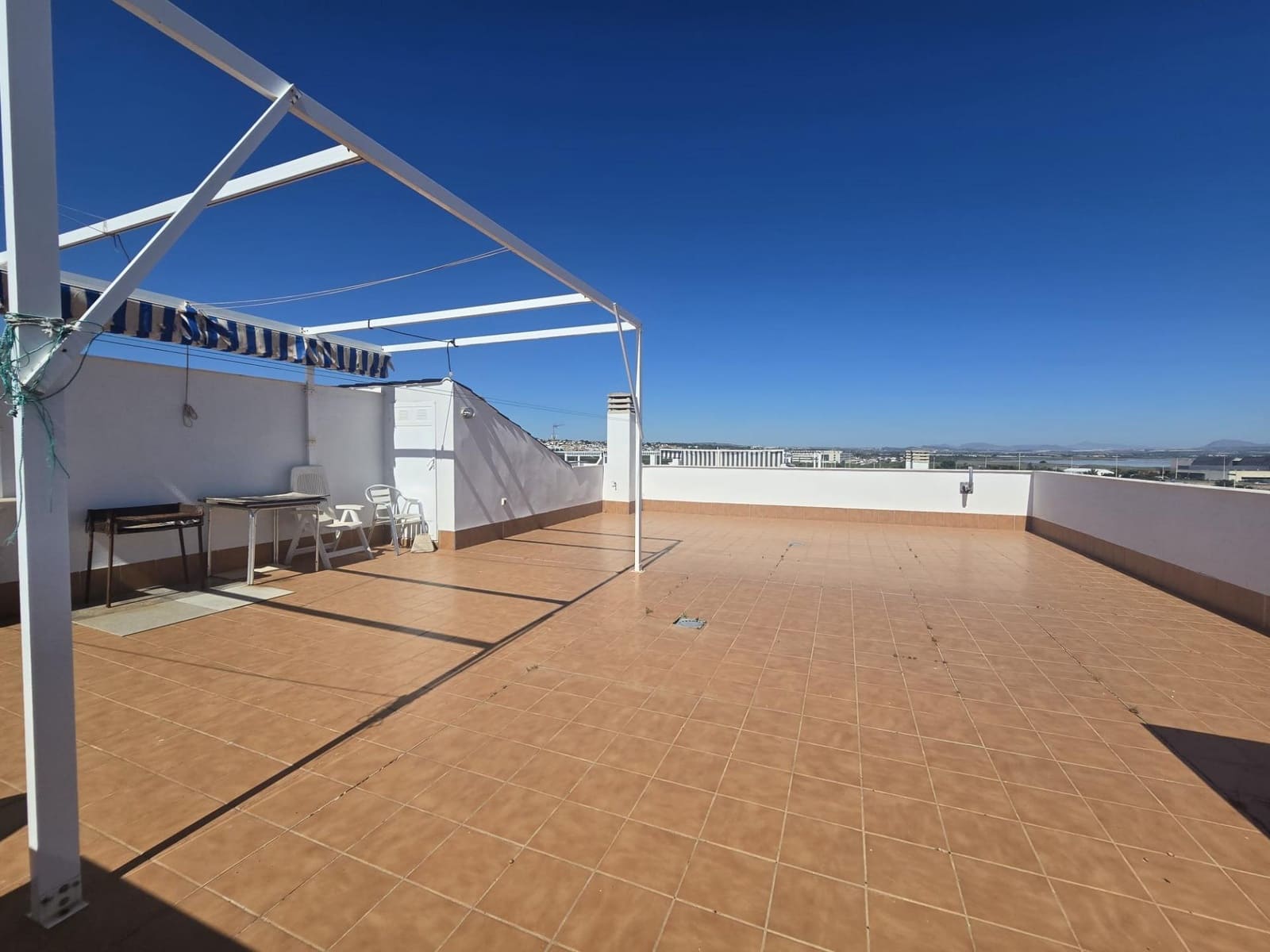 3 makuuhuone Kattohuoneisto myytävänä paikassa Torrevieja mukana uima-altaan - 295 000 € (Ref: 9869495)