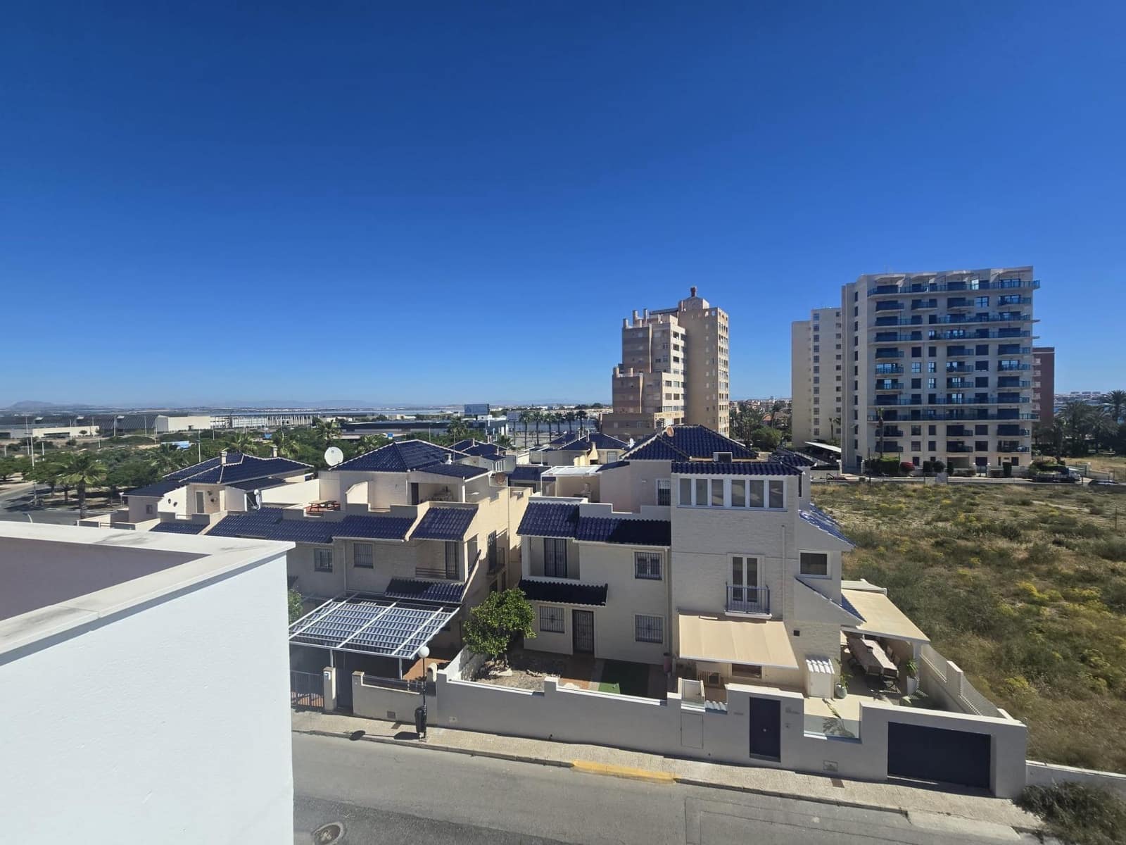 3 makuuhuone Kattohuoneisto myytävänä paikassa Torrevieja mukana uima-altaan - 295 000 € (Ref: 9869495)