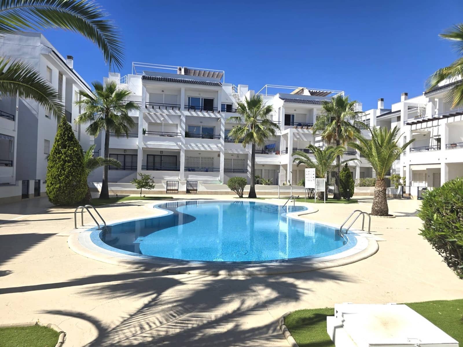 3 makuuhuone Kattohuoneisto myytävänä paikassa Torrevieja mukana uima-altaan - 295 000 € (Ref: 9869495)
