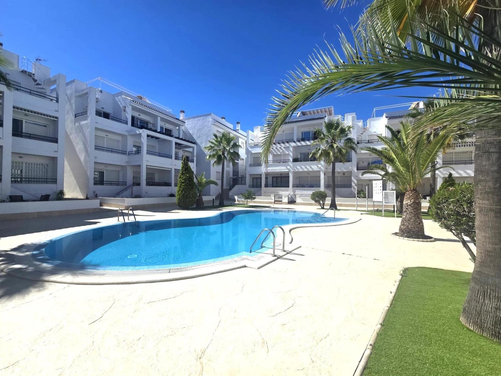 3 makuuhuone Kattohuoneisto myytävänä paikassa Torrevieja mukana uima-altaan - 295 000 € (Ref: 9869495)