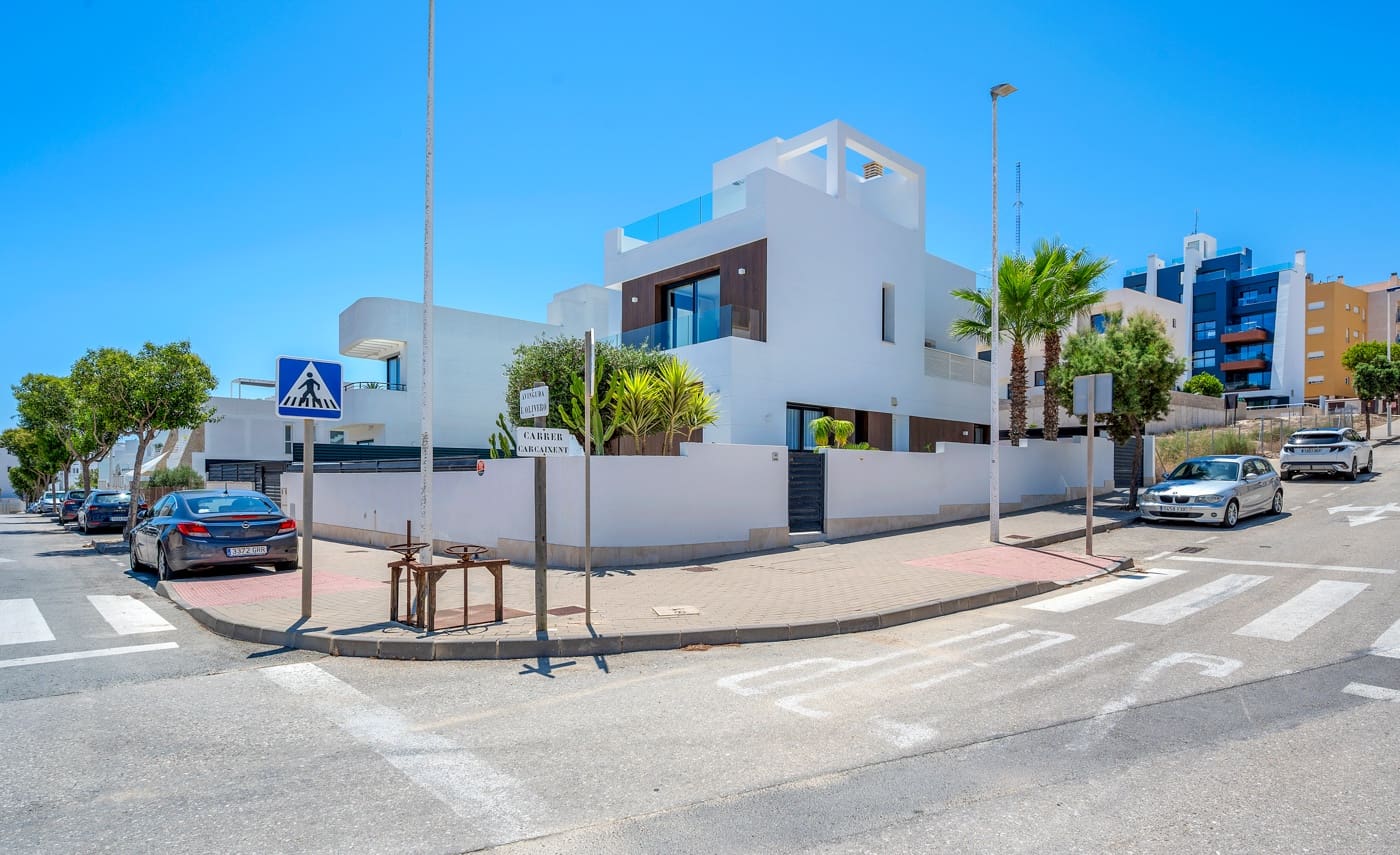4 bedroom Villa for sale in Guardamar del Segura with pool - € 1,290,000 (Ref: 9876946)