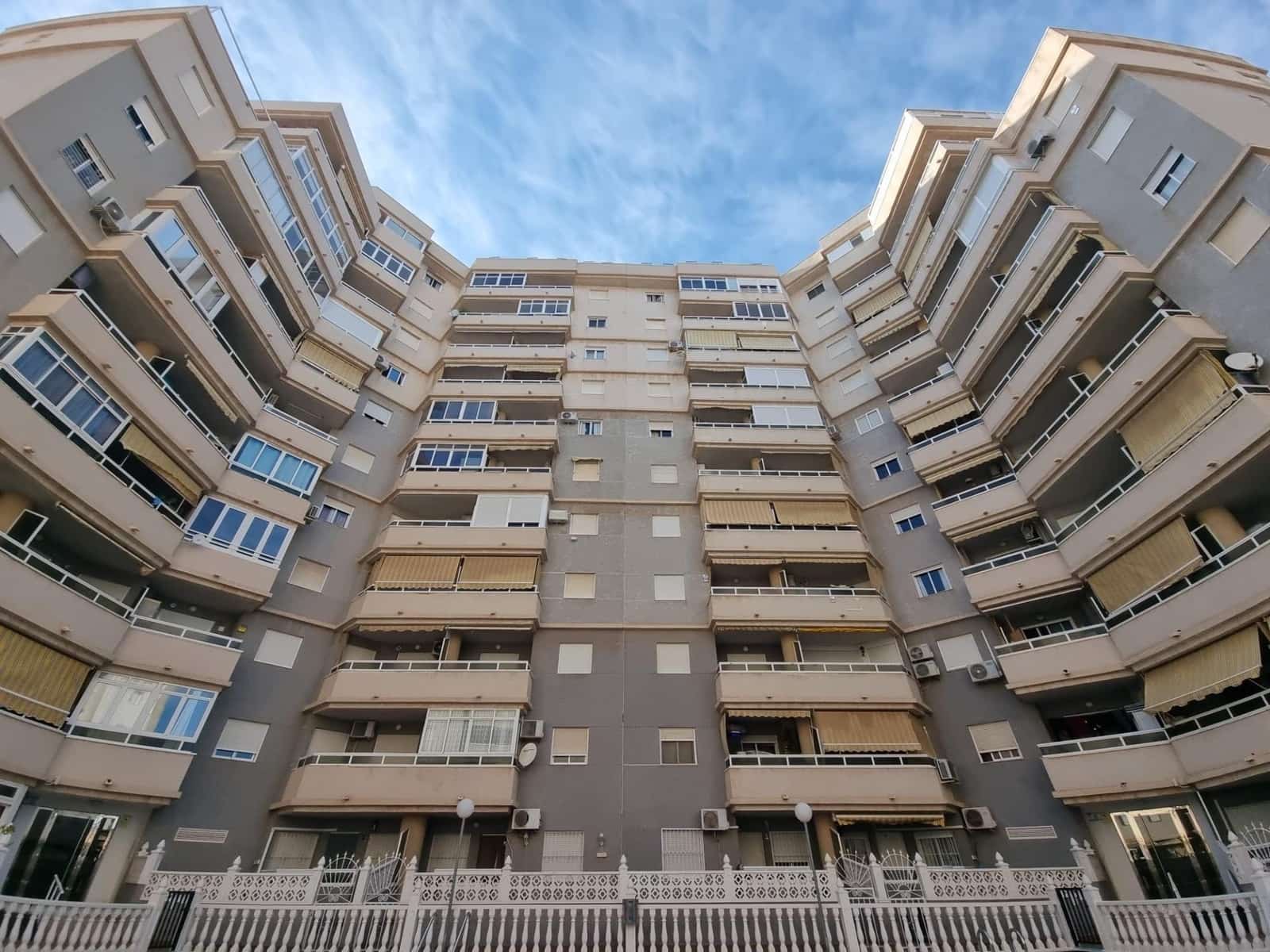 2 bedroom Apartment for sale in Torrevieja - € 125,000 (Ref: 9877317)
