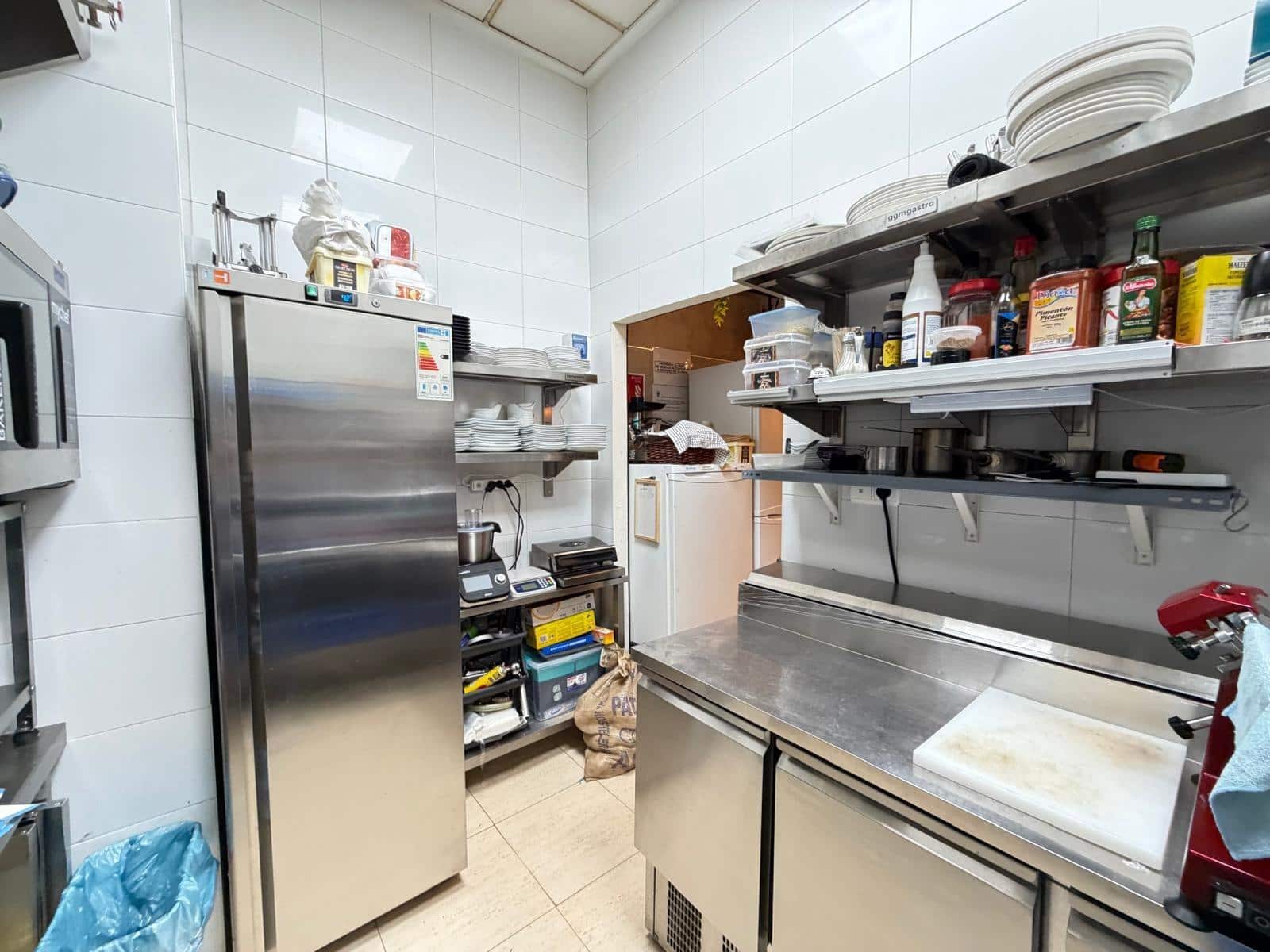 Commercial for sale in Torrevieja - € 200,000 (Ref: 9877328)