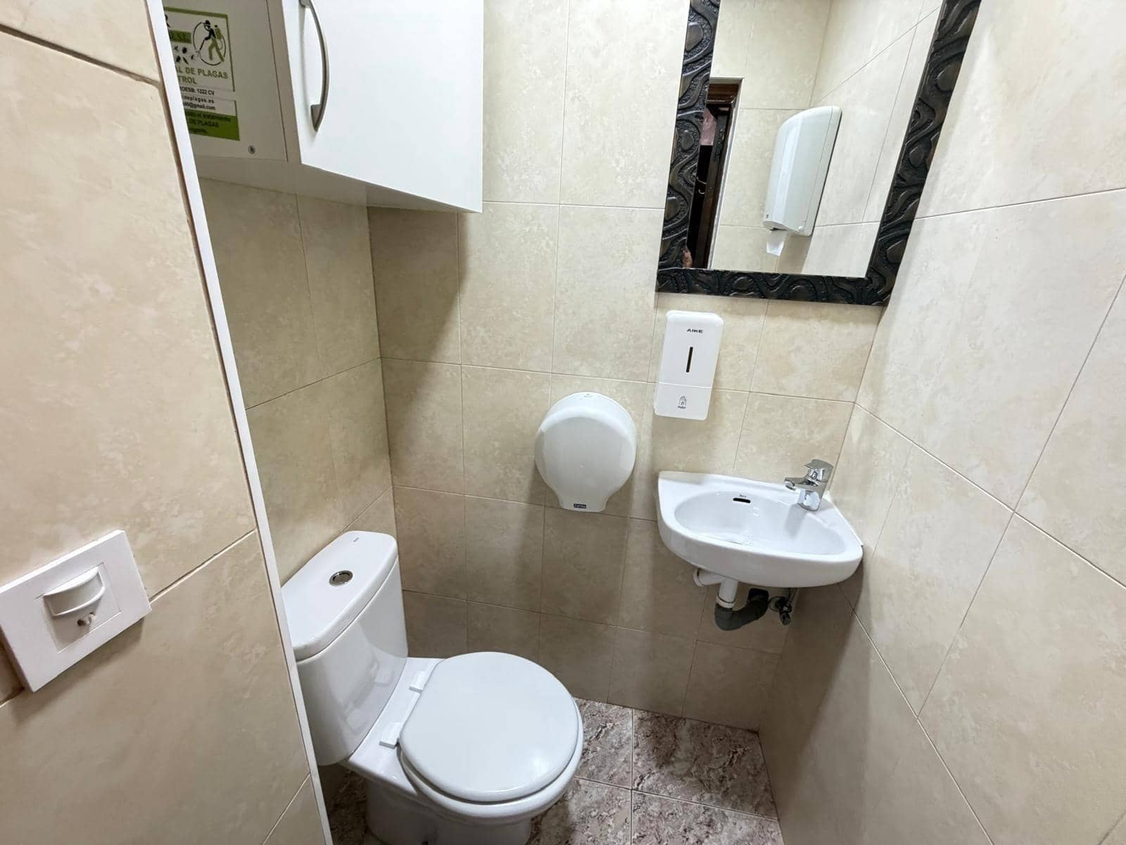 Commercial for sale in Torrevieja - € 200,000 (Ref: 9877328)