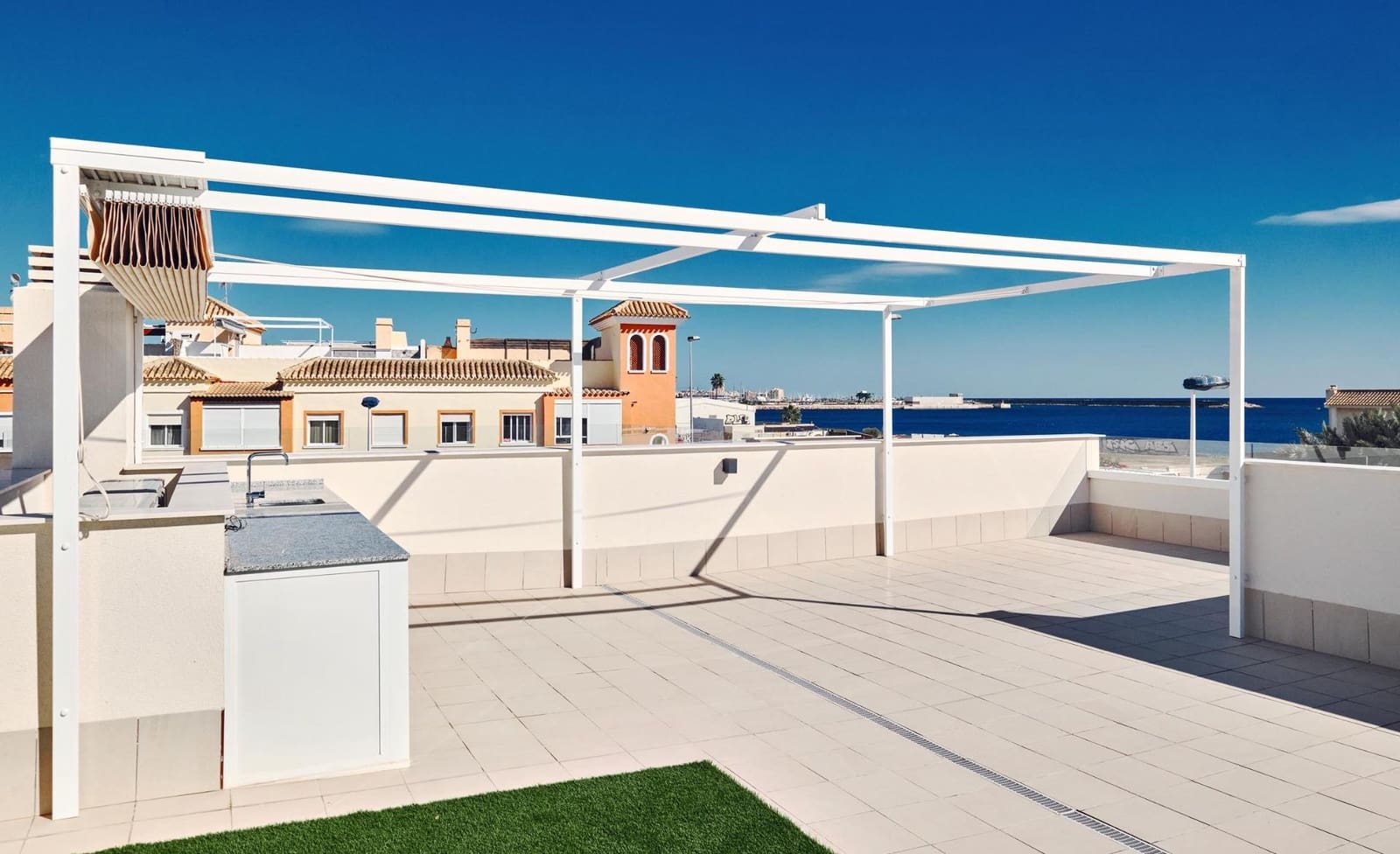 2 soverom Bungalow til salgs i Torrevieja med svømmebasseng - € 360 000 (Ref: 9877367)